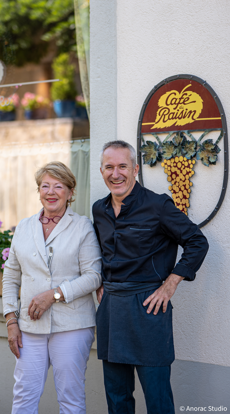 Marie-José Defferrard et le chef Yannick Cohendet sous l’enseigne