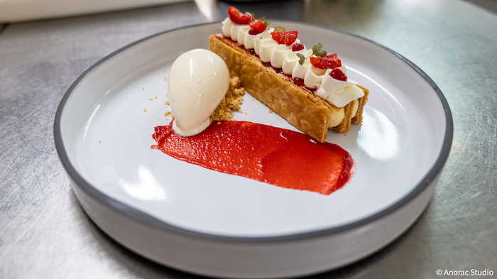 Mille-feuille aux fraises, une suggestion de dessert du Café du Raisin